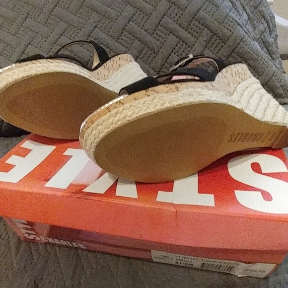 Blk/Gold wedges - Picture 3 of 4